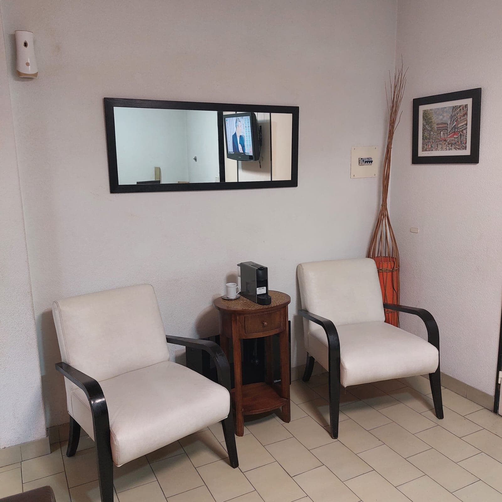 Interior del consultorio Morón - Área de espera