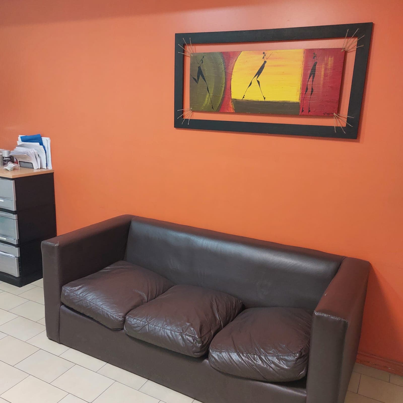 Interior del consultorio Morón - Área de espera